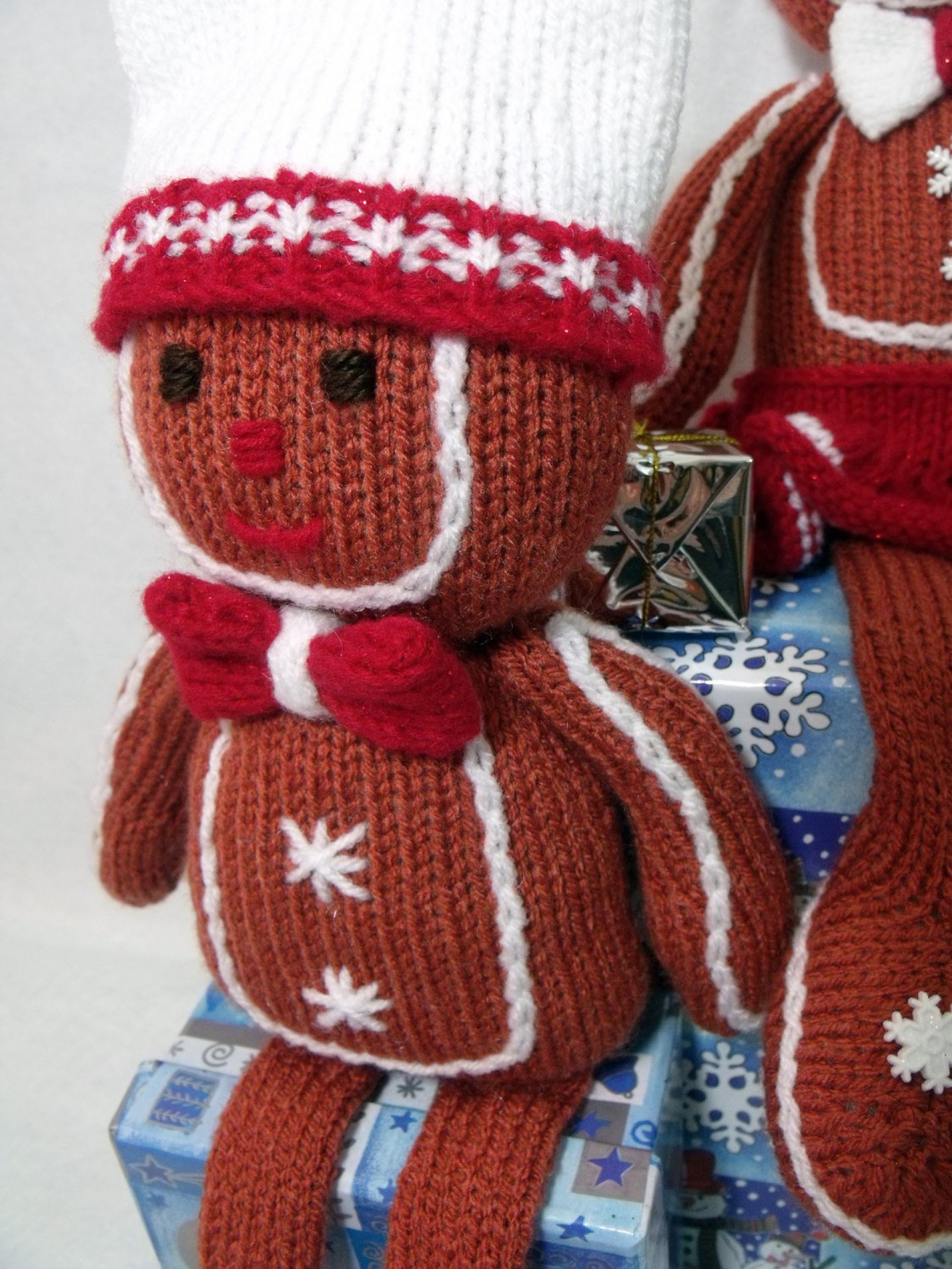 Toy doll knitting pattern. Gingerbread people. Christmas decoration